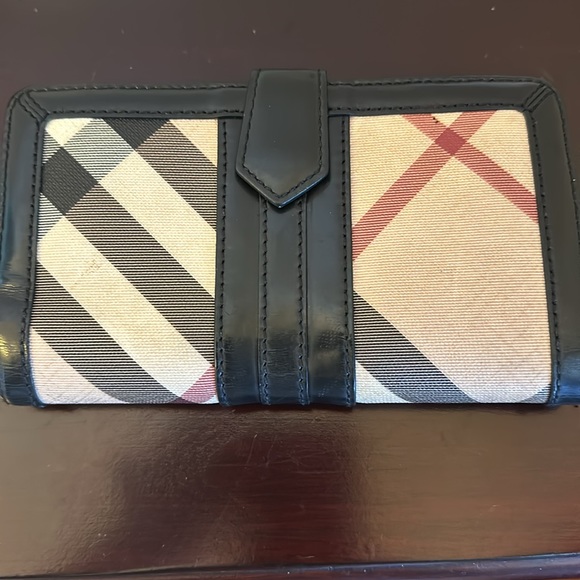 Burberry vintage bifold wallet. Good used condition. Comes with COA! - Picture 2 of 8